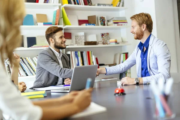 Empresários Apertando Mãos Escritório Com Colegas Trabalho Funcionários Sentados Mesa — Fotografia de Stock