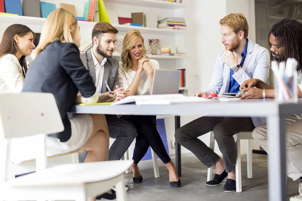 Pessoas Criativas Fazendo Brainstorming Escritório Discutindo Novas Ideias — Fotografia de Stock