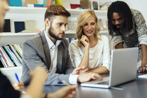 Team Van Geschoolde Ontwerpers Mensen Uit Het Bedrijfsleven Werken Samen — Stockfoto