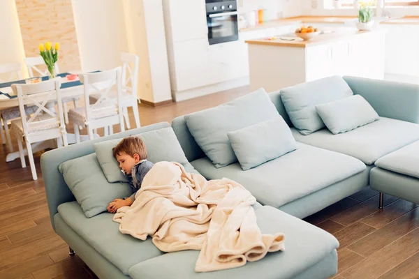 Больной ребенок отдыхает, завернутый в одеяло — стоковое фото