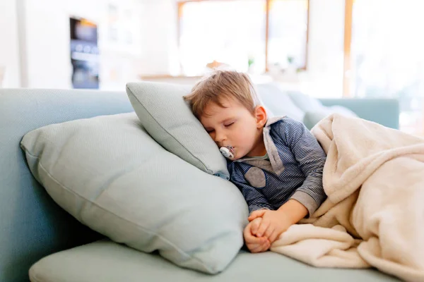 Niño enfermo descansando mientras está envuelto en blanco — Foto de Stock