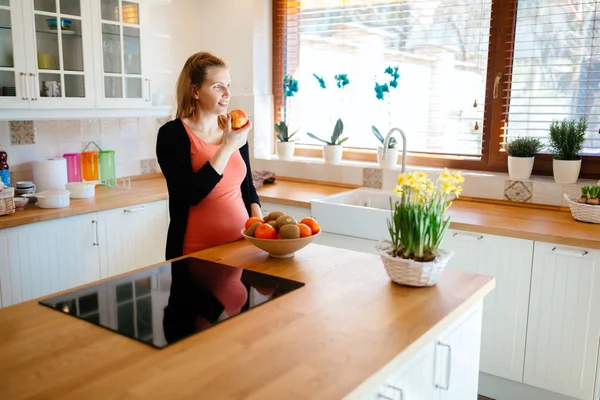 Mujer embarazada comiendo frutas —  Fotos de Stock