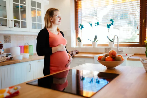 Vacker gravid kvinna ki kök — Stockfoto
