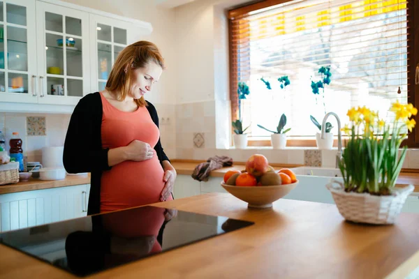 Vackra gravid kvinna i köket — Stockfoto