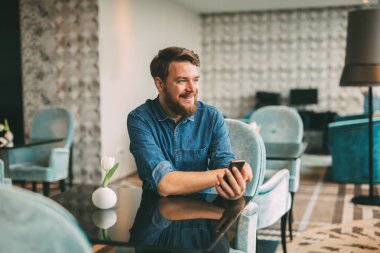 Telefonunuzun ve restoranda yakışıklı adam