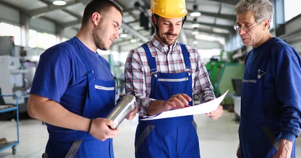 Portret van een knappe ingenieur — Stockfoto