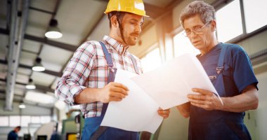 Tedarikçi ile kontrol mühendisi 