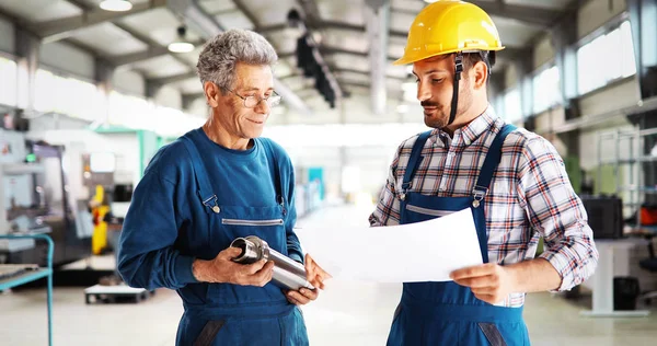 Supplier with engineer checking — Stock Photo, Image