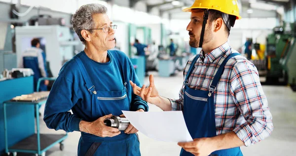 Proveedor con comprobación de ingeniero — Foto de Stock