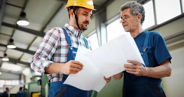 Lieferant mit Ingenieur-Check — Stockfoto