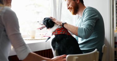 Çift ve onların köpek seven