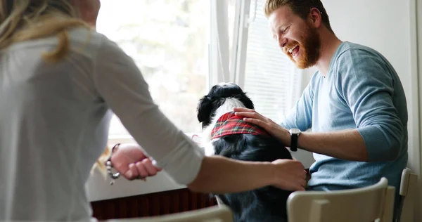 Pareja y amar a su perro —  Fotos de Stock