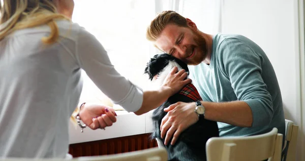 Pareja y amar a su perro —  Fotos de Stock