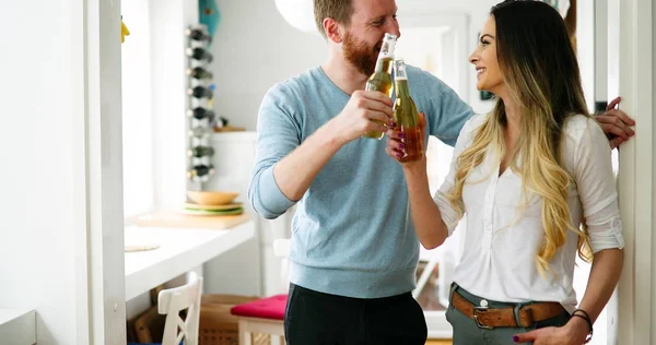 Couple heureux boire de la bière et griller à la maison — Photo