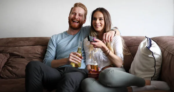 Couple Heureux Amoureux Couché Sur Canapé Ensemble Relaxant Maison — Photo