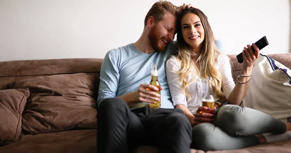 Couple Heureux Amoureux Boire Bière Trinquer Maison — Photo
