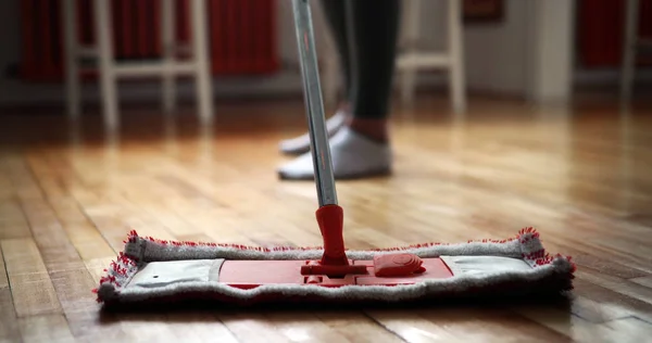 Vrouw met behulp van mop schoner — Stockfoto