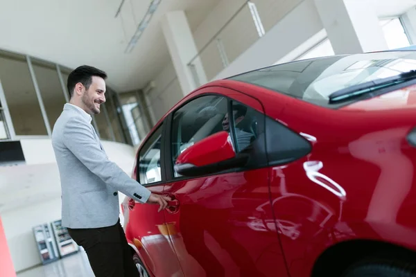 Cliente feliz comprando carro novo — Fotografia de Stock