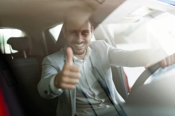 F cliente feliz comprando carro novo — Fotografia de Stock