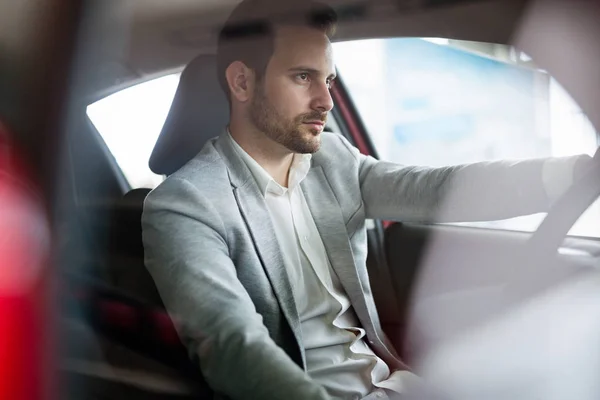 Cliente feliz compra de coche nuevo — Foto de Stock