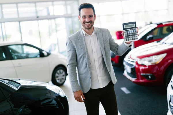 Ευτυχής πελάτης αγοράζοντας νέο αυτοκίνητο — Φωτογραφία Αρχείου