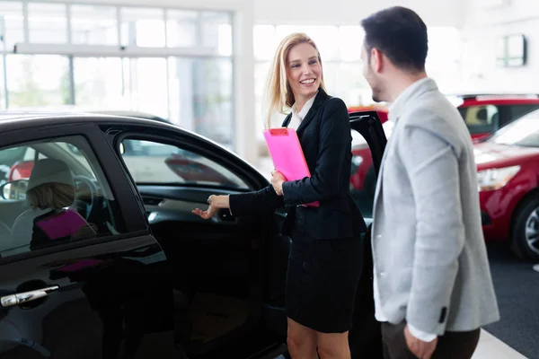 Vendedor profissional que vende carros — Fotografia de Stock