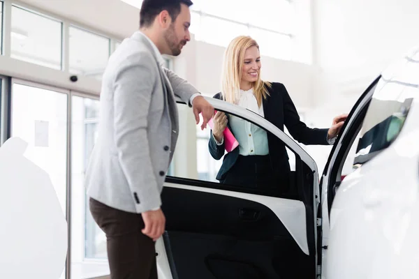 Professional salesperson selling cars — Stock Photo, Image