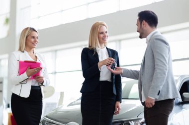 Araba anahtarını vererek saleswomen
