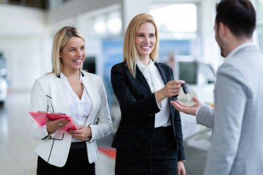 Araba anahtarını vererek saleswomen