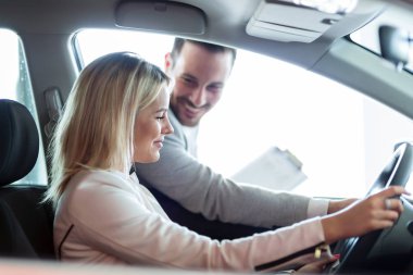 Araba galerisinde bakarak müşteri