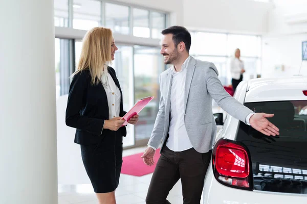 Araba satıyorsun profesyonel satış temsilcisi — Stok fotoğraf