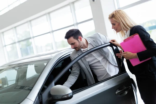 Vendedor profissional que vende carros — Fotografia de Stock