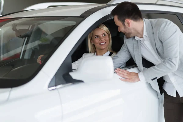 Cliente olhando para o carro na concessionária — Fotografia de Stock