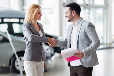 Araba satıyorsun profesyonel satış temsilcisi 