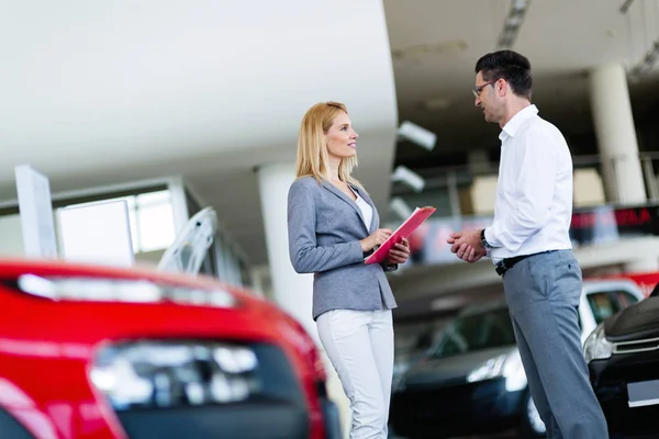 Vendedor profesional venta de coches — Foto de Stock