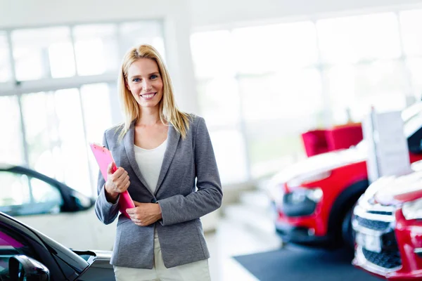 Verkäufer im Autohaus — Stockfoto