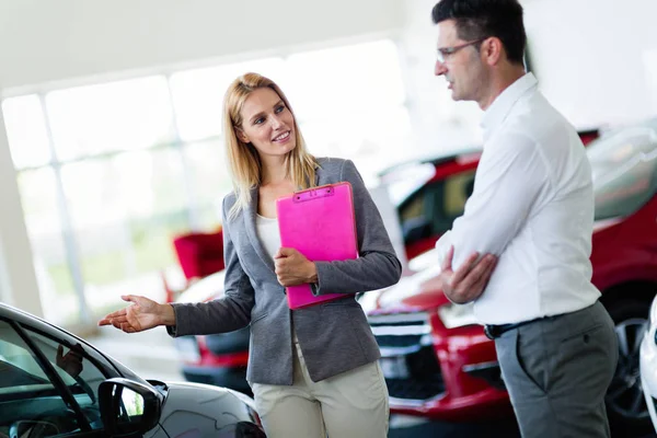Verkäufer verkauft Autos im Autohaus an Käufer — Stockfoto