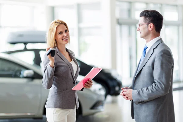 Profesjonalny sprzedawca sprzedaż samochodów — Zdjęcie stockowe
