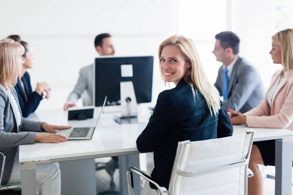 Imagen Atractiva Vendedora Sonriente Reunión Oficina — Foto de Stock