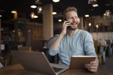 telefon görüşmesi kafede olan adam