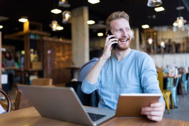 Telefon görüşmesi sahip genç mutlu adam