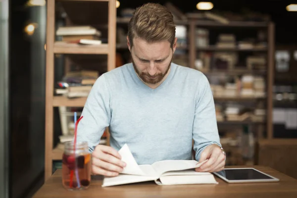 Schüler lesen im Café — Stockfoto