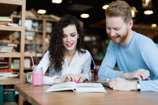 Estudiantes que pasan tiempo en la cafetería — Foto de Stock