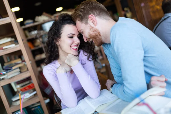 Studenten verbringen Zeit im Café — Stockfoto