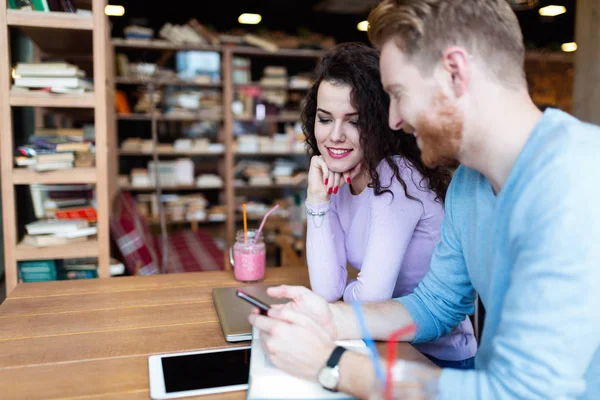 Students spending time in coffee shop — Stock Photo, Image