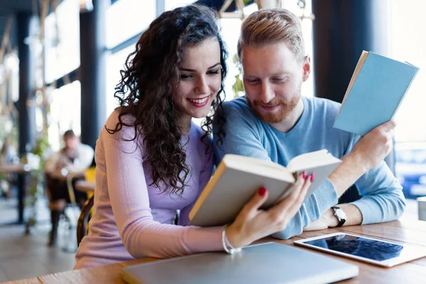 Studenten verbringen Zeit im Café — Stockfoto