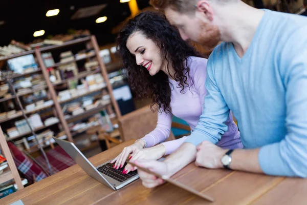 Estudantes aprendendo juntos em cafetaria — Fotografia de Stock