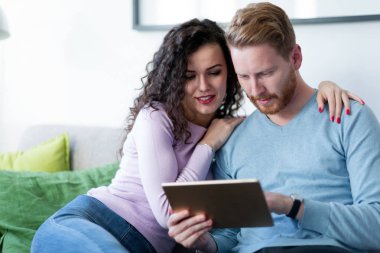 genç bir çift dijital tablet kullanma 