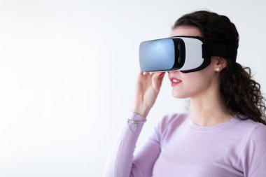 kadın sanal gerçeklik gözlük çalışıyor 