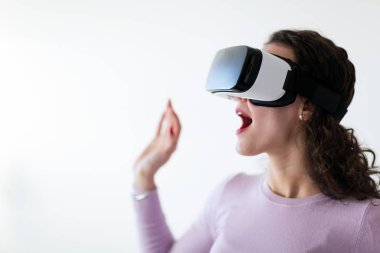 kadın sanal gerçeklik gözlük çalışıyor 